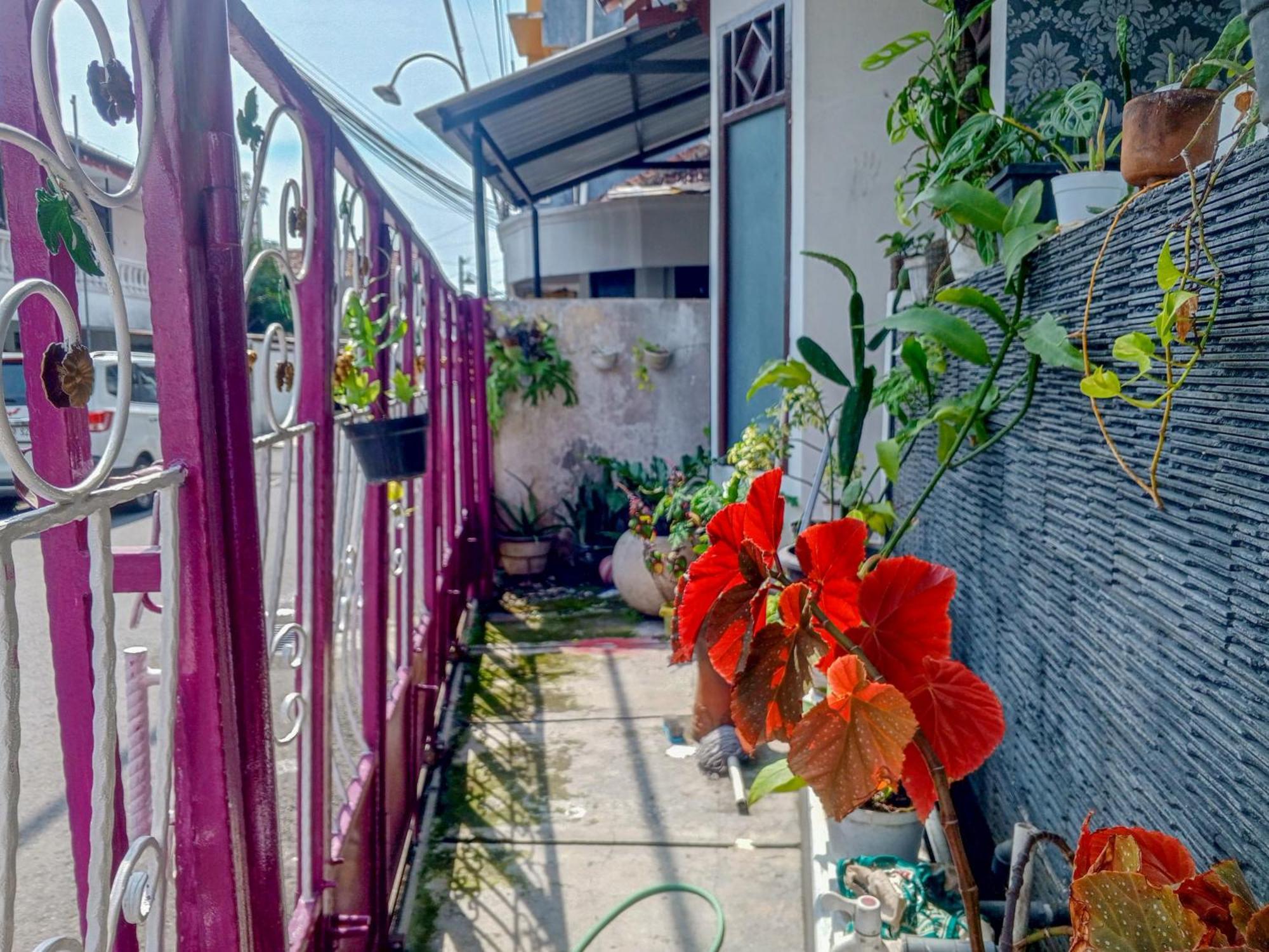 Trihakso Guest House Near Kaliurang Redpartner Селеман Екстер'єр фото